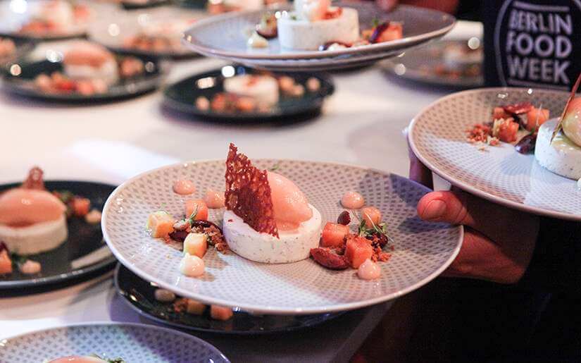 מנות שף מוגשות לבאי פסטיבל שבוע האוכל בברלין | Photo By: Berlin Food Week מנות שף מוגשות לבאי פסטיבל שבוע האוכל בברלין | Photo By: Berlin Food Week