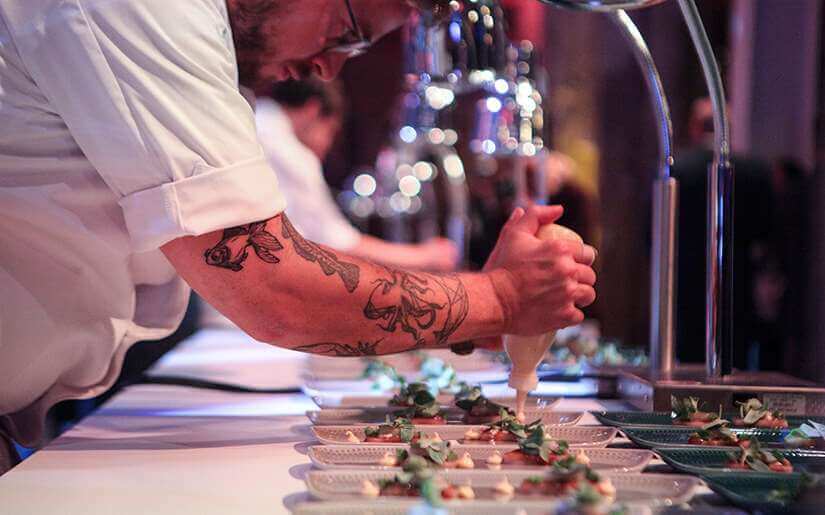 שף מכין מנות אוכל לבאי שבוע האוכל של ברלין | Photo By: Berlin Food Week שף מכין מנות אוכל לבאי שבוע האוכל של ברלין | Photo By: Berlin Food Week