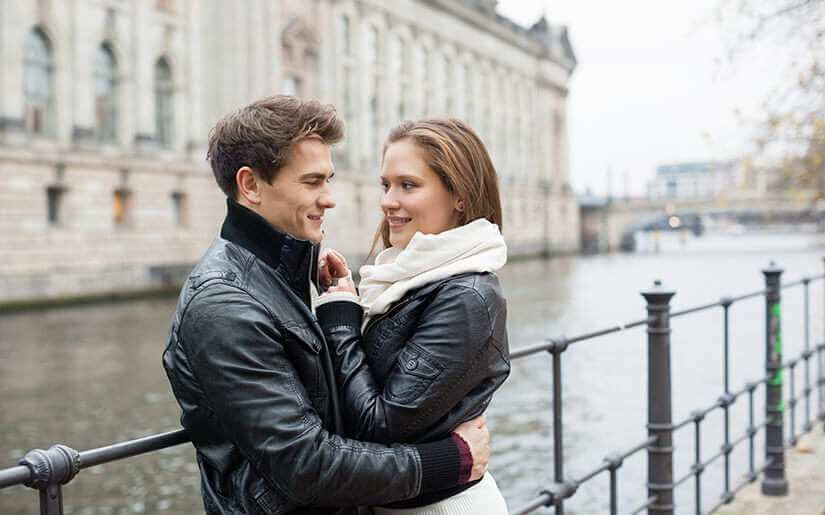 זוג חוגג את יום האהבה בעיר התוססת ברלין