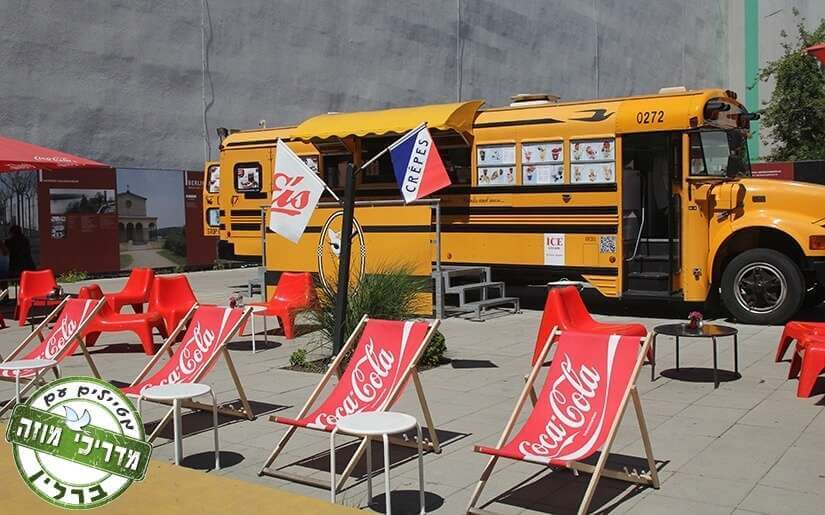 משאית אוכל, כיסאות נוח, חול ים - חגיגת אוכל רחוב בברלין משאית אוכל, כיסאות נוח, חול ים - חגיגת אוכל רחוב בברלין